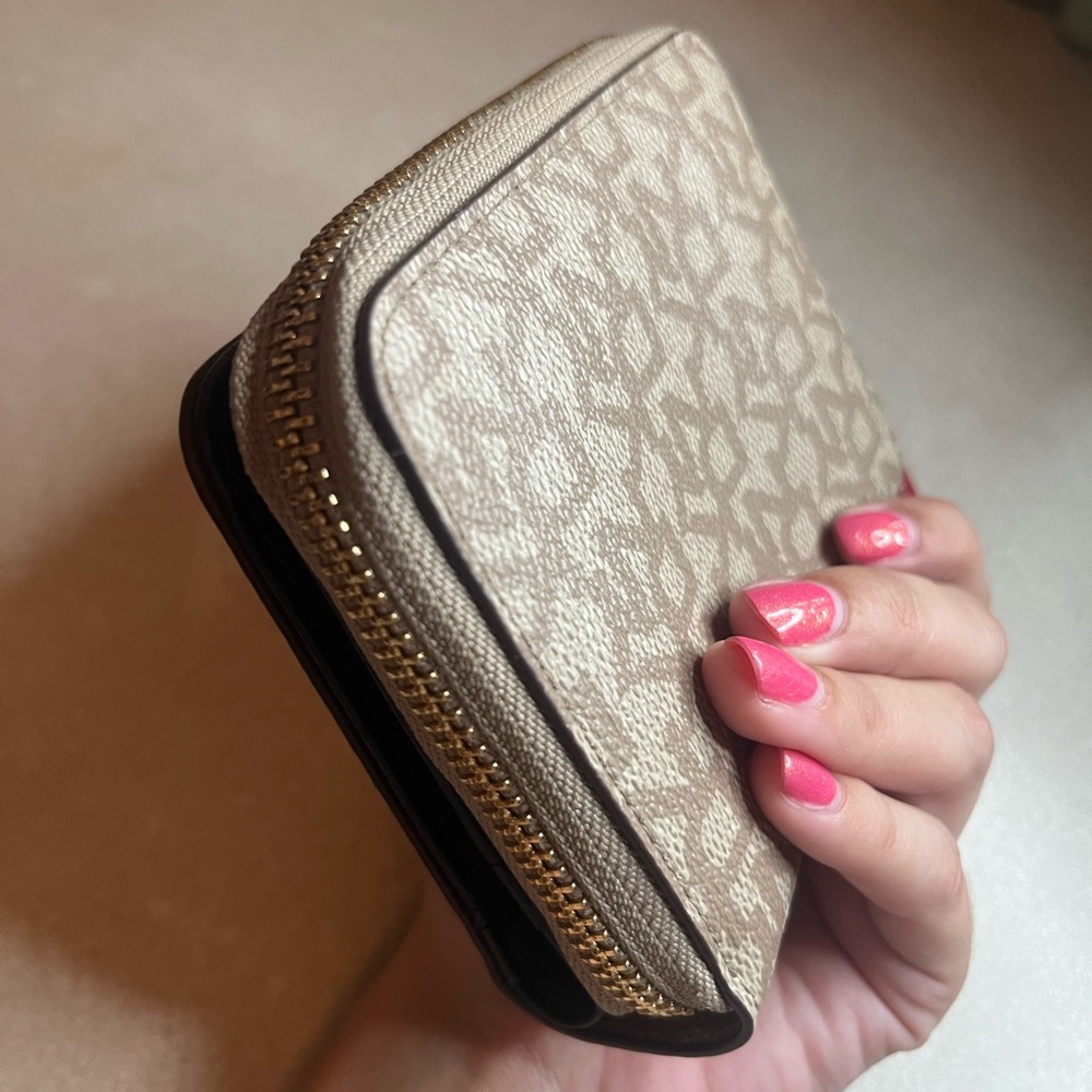 Dkny Stylish Brown Monogram Wallet - image 4